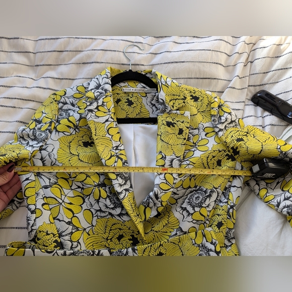 Alice & Olivia Short Set Suit - Picture 5 of 12